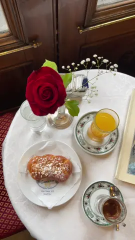 Buongiorno dal #grancaffegambrinus ☀️  #gambrinusnapoli #dolcinapoletani #napoli #naples #colazione #caffe