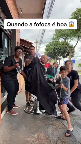 Quando a fofoca é boa, o esforco é recompensado 😱😂 #barber #humor #comedia #fofoca 