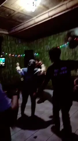 ngakak trus liat ini lagi diem d room,berdua trus pada masuk joged