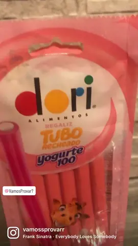 Tubo Recheado Yogurte 100🍓 - @dorialimentosoficial  🚨Alerta de doçura!! Com esse tubete não tem como não voltar a infância! Recheado com sabor de iogurte, tem inspiração e lembra bastante a famosa bala Yogurte100 que faz sucesso até hoje entre os pequenos e também os grandões! Diferente de alguns tubetes, esse é super macio e pode ser oferecido para as crianças! Para uma sobremesa rápida ou para matar aquela vontade de comer um doce, essa é uma boa pedida! Sem falar que agrada muito a criançada!! #dori #tuborecheado #yogurte100 #morango #doce #sobremesa #delicia #provandocomidas #review