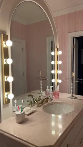 my grandmas bathroom 🙏🙏🙏