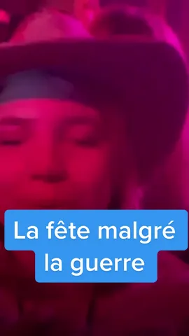 Neuf mois de guerre, neuf mois de bombardement mais le moral des Ukrainiens tient bon. Daria, avec qui nous sommes en contact depuis le mois de mars, nous a même emmenés en soirée dans un club mythique de Kiev 🇺🇦 #guerre #Ukraine #Russie #war #boitedenuit #kiev #fete #soiree #Quotidien 