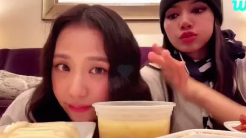Lisa's reaction to a hater saying jisoo is fat #blackpink #blink #lisoo 