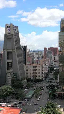 La Previsora, Icono de los caraqueños. 🏙️🌇😍🇻🇪 Caracas, Venezuela 📍 #caracas #plazafrancia #altamira #plazaaltamira #ccs #drone #cenital #venezuela #chacao #baruta #lasmercedes #dronephotography #drone #desdearriba #salmadrone #djimini3pro #mini3 #mini3pro #djiglobal #estadomiranda #miranda