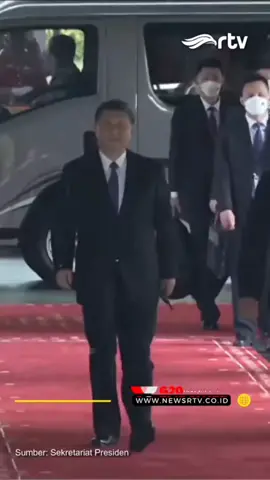 The moment when Chinese President Xi Jinping's bodyguard was confronted by the  Guard and asked to leave the red carpet. Even though he had shown his ID card, the bodyguard was still prohibited from following Xi Jinping, who was going to shake hands with Indonesian President Jokowi at the G20 Summit. #g20indonesia2022 #g20 