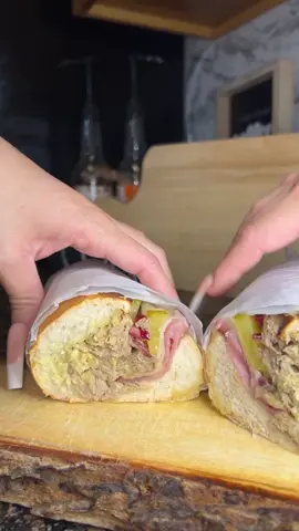 UN SANDWICHITO A MI ESTILO CON PERNIL ATRANOCHAO Pernil 1/2 cebolla  Cilantro Limon Sal y pimienta  1 cucharadita de sofrito Pan cubano Pepinillo Jamon y queso • • • • #runwaycuisine #sandwich #pernil #cubansandwich #pickledonions #eatfresh #parati #leftovers #fyp #fy 
