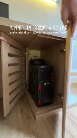 Que tal esconder a sua CPU? 😮 Lembrando sempre de deixar uma porta com aberturas para ventilação para não afetar o seu funcionamento! #fy #foryou #homeofficedecor #homeofficeideas #escritoriodecorado #marcenaria #marcenariacriativa  