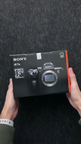 Unboxing my new Sony A7III   👉🏻 @sonyalpha   -  #contentcreator #cameragearaddicts #sonygang#mirrorlesscamera #mirrorlessgeeks #productphotography#mirrorlessphotography #sonyalpha #a7iii #sonya7iv#cameragear #sonymirrorless #productphotographer #cameralens #techproducts #cameragearlust #mirrorlesscamera #sonya7