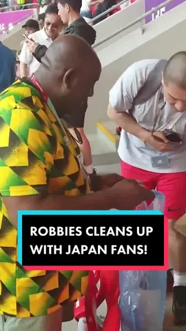Robbie got involved as Japan fans cleaned up the stadium! 🇯🇵 #Japan #FIFAWorldCup #Qatar2022