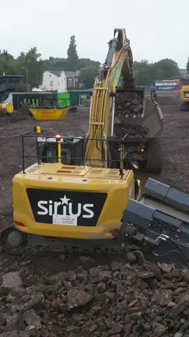 @Blue Group supplies trommel in action with The Sirius Group. Read the story in the latest issue of the magazine.  #trommel #bluemachinery #bluegroup #excavator #construction #recycling #demolition 