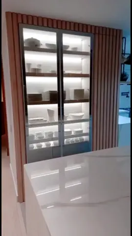 Diseño y fabricacion de mobiliario a medida, mueble para cocina con puertas tipo espejo y puerta con listones tipo invisible.  #diseño #diseñodeinteriores #mobiliariopersonalizado #foryou #carpinteriabogota #arquiteturadeinteriores #carpinteriacolombia #arquiteturadeinteriores #mueblesbogota 