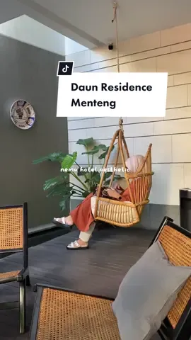 Fix hotel ini adalah hotel yg wajib kalian coba.. Kamarnya luasss, bersih, lengkap, aesthetic dan cuma 500 ribuan utk tipe suite room 😭🫶🏼 #daunresidencementeng 