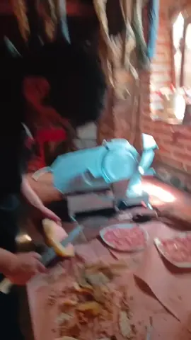 La Torre del Roure  es un establecimiento en medio de la montaña en Oaxaca y realizan Jamones y embutidos de cerdo artesanales. y dan degustación en el lugar. la degustación sale $500 la copa de vino $80  Es sin duda una experiencia única aunque el lugar si es rústico y desordenado. El lugar a cobrado fama y su producto se vende en Ciudad de México y Oaxaca y goza de gran prestigio.  #latorredelroure #jamonserrano #embutidos #gastronomia #oaxaca #sanmateoriohondo #sanjosedelpacifico #sierraoaxaqueña #chacinados 