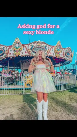 My foxy blonde bestie boo #fyp #foryoupage #iloveyou #sexyblonde #bestfriend #collegelife #viral #tiktok #greenscreenvideo #greenscreen 