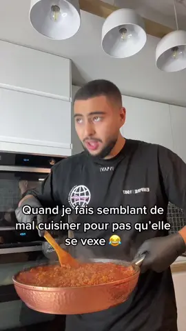 Quand je fais semblant de mal cuisiner pour ne pas la vexer 😂 Et vous mesdames si votre monsieur cuisine mieux que vous, vous le prenez comment ? 🙄 #pourtoi #cuisine #recette #food 