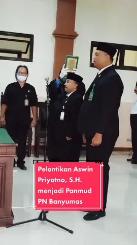 29/11/2022, telah dilaksanakan kegiatan Pelantikan dan Pengambilan Sumpah Jabatan Aswin Priyatno, S.H dengan jabatan barunya yaitu Panitera Muda Hukum pada Pengadilan Negeri Banyumas Kelas II yang sebelumnya merupakan Panitera Pengganti di Pengadilan Negeri Banjarnegara. Pelantikan tersebut turut dihadiri oleh hakim, panitera, pejabat struktural, fungsional dan staff Pengadilan Negeri Banjarnegara dan Pengadilan Negeri Banyumas.  #pnbanjarnegara #Banjarnegara #banjarnegarastory #pelantikan #foryoupage #fyp 