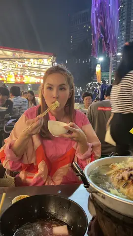 ไม่มีใครห้ามเลย😅 #แม่สะดวกทุกที่ #เมื่อจังหวะมา #จิ้มน้ําจุ้มแล้วก็จุ้มน้ําจิ้ม 😆