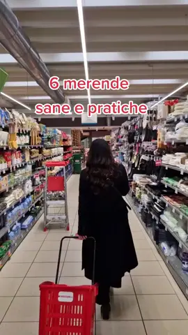 6 merende contemporaneamente sane e pratiche che puoi portare con te al lavoro o a scuola, senza il timore che siano troppo caloriche, salate o zuccherine e senza rinunciarvici completamente (come nel caso di un frutto o di uno yogurt). tu cosa metti nella tua borsa?