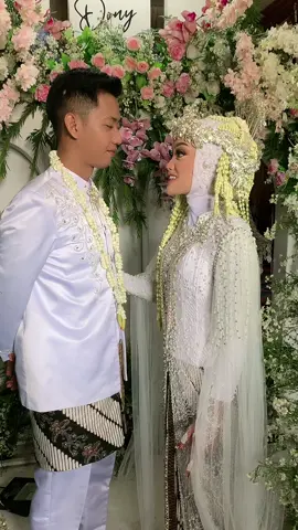 Ekspresi pengantin baru yg malu” hbs di cium 🤣🤣🤣 #pejuanglks💪💪😍😍😍 #viral #fypシ #fypシ゚viral🖤video🤗foryou😍🔥 #CantikGakAdaBatasan #akadnikah#pengantinbaru 