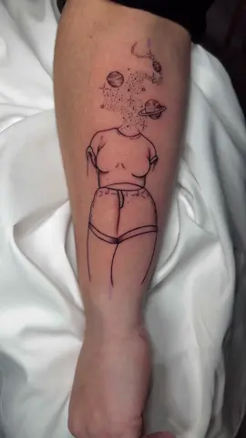 Simple linework for y’all 👀#tattoo #tattoohealingprocess #tattooartist #tattooartistsoftiktok #fyp #foryoupage #tattoolover #artist 