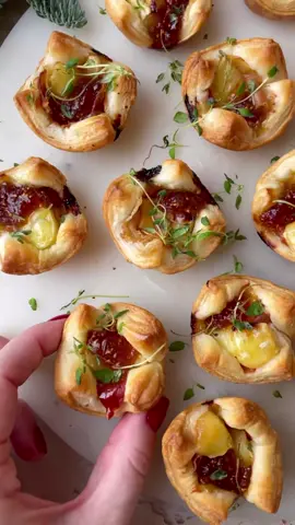 ✨Brie, prosciutto & fig jam bites ✨  Easy holiday #appetizer everyone will love - you only need a few ingredients and rolled puff pastry!  Bake for 15 minutes at 200 C. Great hot but also really nice when served room temp. So feel free to make them before guests arrive. You can thank me later 😆🥂  #briebites #puffpastry #festivefood #fingerfood #partyfood 