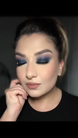 Blue smokey eyelook #foryoupage #foryou #afghantiktok #afghanbelguim #afghanistan #hudabeauty #makeup #blue 💙🤎