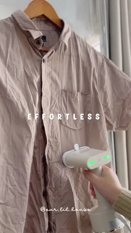 EFFORTLESS IRON ✨ Hai semuanya!  Siapa disini yang males banget nyetrika, iya aku juga kadang suka gaada waktu buat nyetrika 😭 kali ini aku mau rekomendasiin handy streamer dari @ondoot.home  Spesifikasi : 1. Memiliki 2 Brush  - Delicate Brush :  cocok untuk Fabric material seperti sutra dan satin - Wool Brush : cocok untuk sweaters, selimut wool, jaket tebal 2.  Terdapat 2 Power Settings Tekan tombol power 1x untuk panas level low (1400 Watt) dan tekan 2x untuk panas level high (1600 Watt)  3. Pemanasan cepat hanya membutuhkan 25 detik 4. Bisa menyetrika 3 baju tanpa refill water tank 5. Kabelnya panjang sampai 3 m  6. Ringan jadi sangat travel friendly ✨ Buruan kepoin ya 🥺✨ @ondoot.home  @ondoot.home  @ondoot.home  #HandyStreamer #Streamer #Korea #Aesthetic #HomeDecor #ondoothandysteamer #Iron #tiktok #reels #fyp #fypシ #fypage 