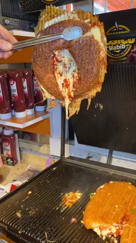 Yediğim en iyi tostlardan biri diyebilirim. İskenderun sanayi içerisinde Tostcu Habib ustamın yanına geldik. Normal süt ekmeğinde bide kendi bulduğu simit tostundan denedim. Özellikle söylüyorum simit tost efsaneydi gerçekten İskenderun’a gelip Habib ustamı bulun 😊🙋‍♂️ #İskenderun #SokakLezzetleri #NeYesekYaa