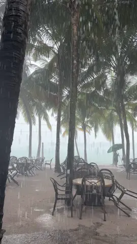 Un dia de lluvia en la playa 😍😍😍cinco cosas que me gustan: la lluvia, la playa, una sangria tinta, mi macho y lo mejor ¡yo disgrutando de ellas! 😂🤣🤣😝😻🙁#playa #lluvia #naturaleza #vida #sangria #Love #feliz #enamorados 
