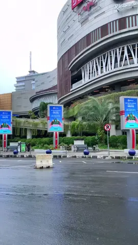 Penampakan sign @uniqloindonesia di fasad @dutamall_bjm  Rencananya retail fashion asal negeri Matahari Terbit tersebut akan grand opening tanggal 9 Desember 2022. Siapa nih yang sudah kada sabar handak shopping? 