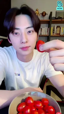 cowok ganteng suka makan tomat 😌 #hwangminhyun #minhyun #alchemyofsouls 