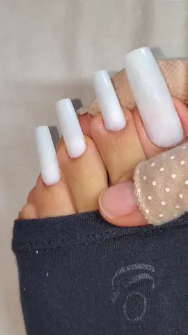 Mira como me pongo uñas acrilicas en Los dedos de Los pies #trending #beauty #christmas #foryou #fyp #beautyhacks 