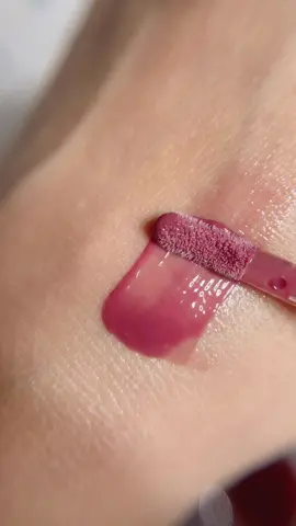 I can't get over how perfect these two shades look together. My favorites from @Tower 28 Beauty #makeup #makeupswatches #tower28beauty  #beauty #foryou #trending #viral 