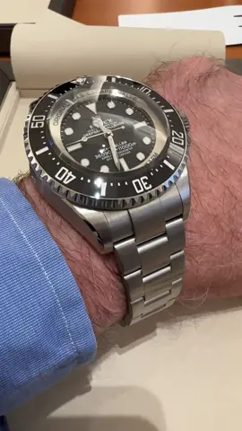 Too big for my wrist and the bracelet is way too wide 😊 but… this it the Rolex Oyster Perpetual Sea-Dweller Deepsea Challenge on my wrist! Yeah! #rolex #fy #seadweller #deepsea #deepseachallenge #titanium #wristroll #wristshot #horlogetest #watchinthebush 