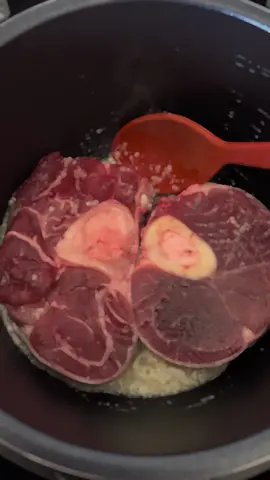 Ossobuco perfeito e mais fácil do Mundo na panela de pressão elétrica . . . . . . . .  #Electrolux #paneladepressaoeletrica #receita #receitasimples #receitasimples #comida #cooking #cookingathometiktoktv ##carnedepanela #meat #meatlovers 