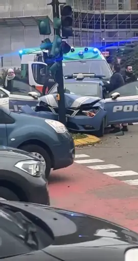 Incidente della #polizia #volante della #poliziadistato tampona #Mercedes e si schianta contro #semaforo #Incidente #stradale #auto #vettura #questura #emergenza #soccorso #perte #foryou #neiperteeee #viral #viralvideo #tiktok #foryou #perte #viral