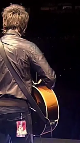 Amazing crowd #oasis #dontlookbackinanger #noelgallagher #whatsthestorymorningglory #90s #britpop #argentina #crowd #acustic #fypシ #parati #foryou #lenteja 
