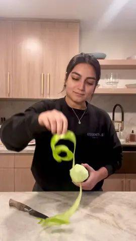 persian apple peeler for hire @majortraeger #food #foodtiktok #persian #iran #gf #foodhacks #wlw 