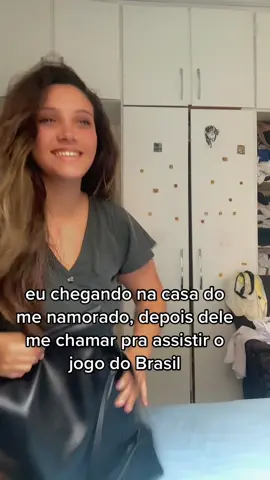 eu chegando na casa do me namorado, depois dele me chamar pra assistir o jogo do Brasil #fyp #brasil 