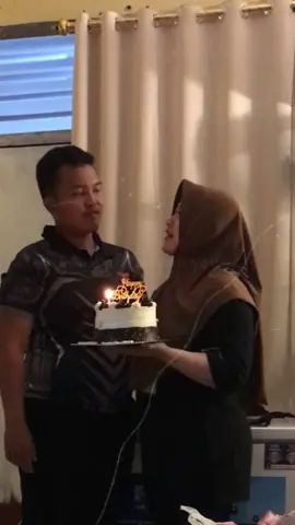 Selamat Ulang Tahun Suamiku Sayang , 🥳  doa terbaik selalu kupanjatkan kepada Allah SWT disetiap helaan nafasku untukmu dan untuk keluarga kita, Terimakasih lelaki terbaikku  We love you papa 🤍🫶 ~ mama & akasha ~ #selamatulangtahun #happybirthday #barakallahfiiumrik #wishyouallthebest 
