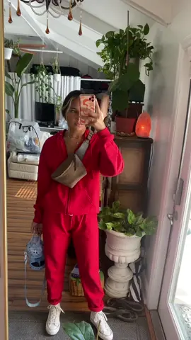 GRWM @Kosas @LANEIGE OFFICIAL #nyxcosmetics @Walmart @Fenty Beauty @elfyeah @Milani @L’Oréal Paris @target #christmas #ootf #outfit #walmart #sweatsuit #makeup #hair 