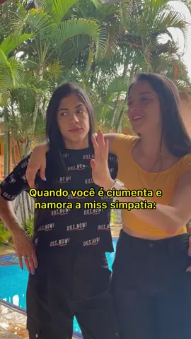 É cada sorriso falso que somos obrigadas 🙄😂 kkkkkkkk #casal #humor #lgbt #trend #simpatia #comedy #lesbicas #gay #fyp #viral #explorar 