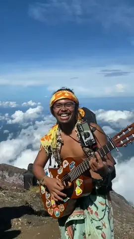 kawan kawan, kita nyanyi sama sama yokss🔆🎶🌼 #langit #gunung #sing #nyanyi #mendaki #alam #bali #agung #mountain #Hiking #stevenandcoconuttreez  #welcometomyparadise 