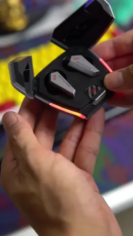 The coolest way to open the headphones! #coolgadgets #tiktokmademebuyit #desksetup #earphones 
