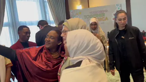 Dünya Gönüllüler Günü’nde #AfrikaKültürEvi projesi Sn. Emine Erdoğan himayesinde gerçekleştiriliyor. Afrika’dan gelen çocukların heyecanı çok yüksek. Emine Hanım neredeyse tek tek tüm çocukla tokalaştı, sarıldı, fotoğraf çekildi.  #emineerdoğan #afrika #kültür #dünyagönüllülergünü 