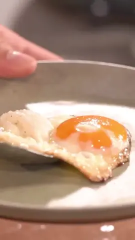 Acabou a desculpa de “não sei nem fritar um ovo”. Pega o ovo caipira orgânico Label Rouge, a frigideira, liga o fogão e vamos lá! 🍳#ovofrito #tiktok #bom-dia #receitas 
