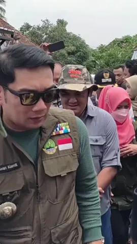 Gubernur Jawa Barat Ridwan Kamil kunjungi Kampung Selakawung Kidul RT05 RW02 Desa Rancagoong Kecamatan Cilaku Kabupaten Cianjur, Rabu (7/12/2022). 🎥 @anddriand_ #infocianjur #cianjur #gempacianjur #ridwankamil 
