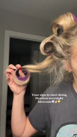 I love velcro rollers 🫶🏻 #hairtok #heatlesshair #velcrorollerstutorial #velcrorollers #heatlessblowout #heatlesscurls #heatlesshairstyles #hairtutorial #90sblowout #blowout 