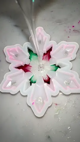#MerryLikeThis  Festive snowflake pour ❤️💚🤍 What colors would you like to see for the holidays?! Let me know in the comments! #resin #resintok #resinpour #satisfying #fyp #foryou #foryoupage #artistsoftiktok 