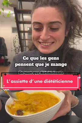 Je ne compte même plus le nombre de fois que l’on m’a dit : « ah, tu manges ça toi ? Ce n’est pas très diététique »  je ne sais plus si je dois en rire ou en pleurer 😅 ✅ Bref, en attendant je te rappelle qu’une alimentation équilibrée se compose de 80 % de repas équilibré et 20 % de plaisir.  👉 Un repas équilibré ne veut pas dire une assiette entière de légumes verts. Un repas équilibré, c’est une assiette avec du goût des saveurs de nombreux aliments différents mais surtout qui te donne envie et te fait plaisir 🎁 1 JOUR = 1 CONSEIL DIÉT ✨ ____ ____ ____ ____ ____ ____ ____  ✨Diététicienne et nutritionniste du sportif  💡Prise de rendez-vous en ligne 👉 Lien dans ma bio ——— ——— ——— ——— ——— ——— #nutritionheureuse #dieteticienne #nutritiondessportifs #recettefacile #hamburg #nutrition